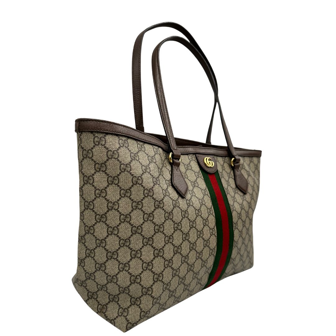 lato Shopper Gucci Ophidia in canvas beige GG con finiture in pelle marrone e striscia Web verde e rossa, da indossare a spalla. Doppie G decorative sul front in metallo dorato. Completa di corredo, di lusso, originale, ottime condizioni, usata. 