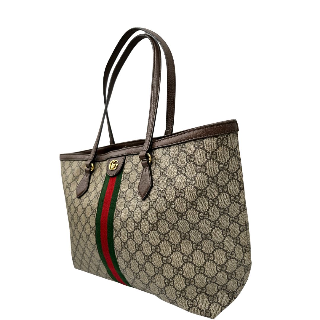 lato Shopper Gucci Ophidia in canvas beige GG con finiture in pelle marrone e striscia Web verde e rossa, da indossare a spalla. Doppie G decorative sul front in metallo dorato. Completa di corredo, di lusso, originale, ottime condizioni, usata. 