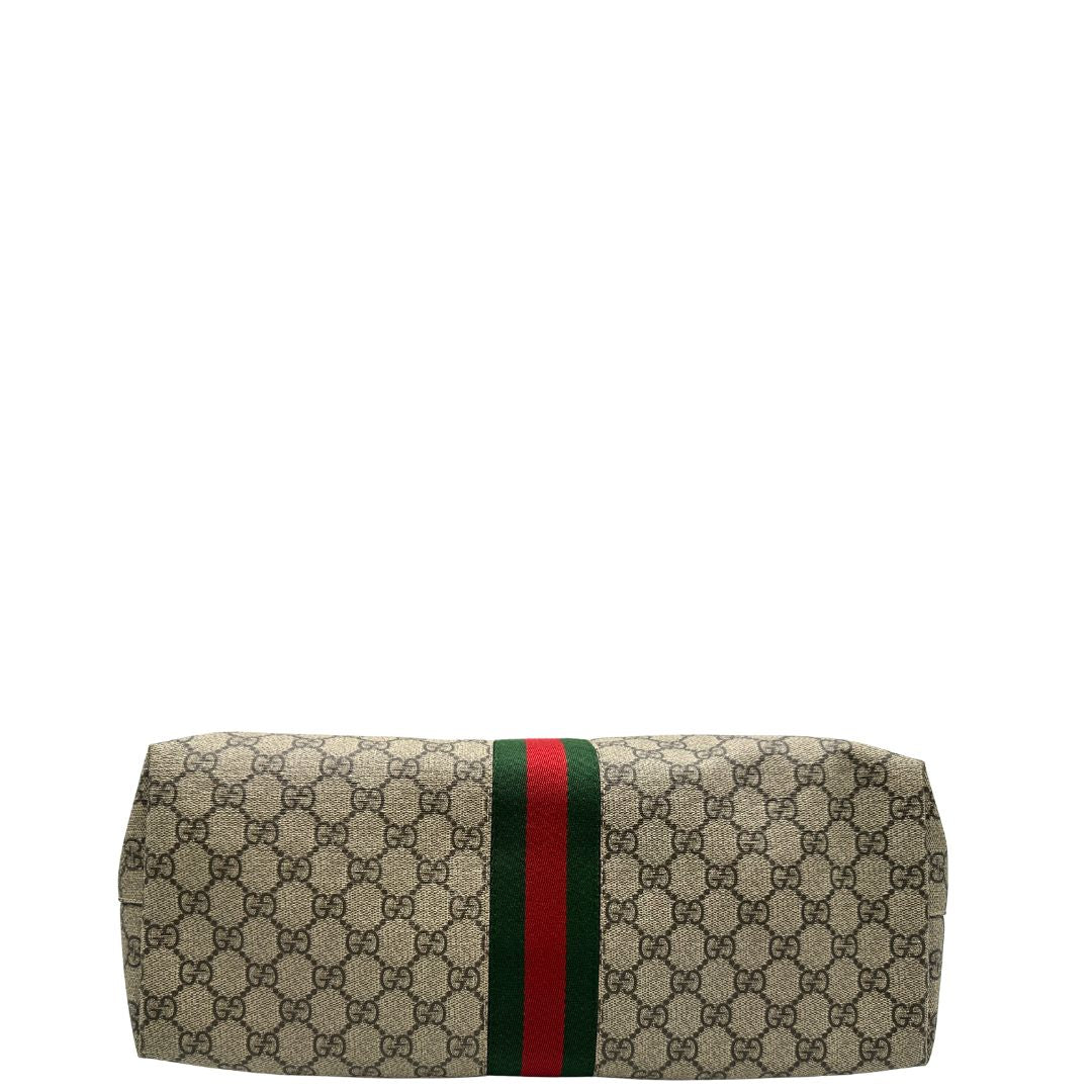 base Shopper Gucci Ophidia in canvas beige GG con finiture in pelle marrone e striscia Web verde e rossa, da indossare a spalla. Doppie G decorative sul front in metallo dorato. Completa di corredo, di lusso, originale, ottime condizioni, usata. 