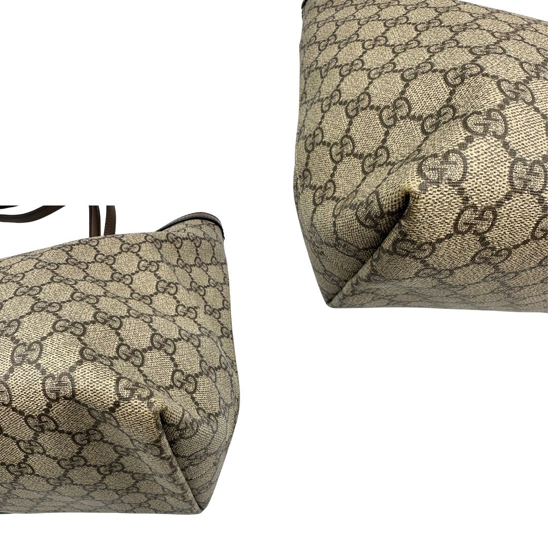 angoli Shopper Gucci Ophidia in canvas beige GG con finiture in pelle marrone e striscia Web verde e rossa, da indossare a spalla. Doppie G decorative sul front in metallo dorato. Completa di corredo, di lusso, originale, ottime condizioni, usata. 