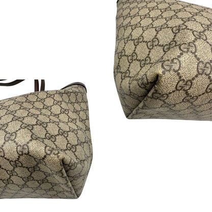 angoli Shopper Gucci Ophidia in canvas beige GG con finiture in pelle marrone e striscia Web verde e rossa, da indossare a spalla. Doppie G decorative sul front in metallo dorato. Completa di corredo, di lusso, originale, ottime condizioni, usata. 