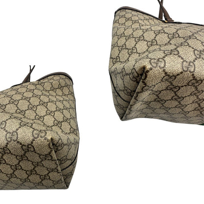 angoli Shopper Gucci Ophidia in canvas beige GG con finiture in pelle marrone e striscia Web verde e rossa, da indossare a spalla. Doppie G decorative sul front in metallo dorato. Completa di corredo, di lusso, originale, ottime condizioni, usata.