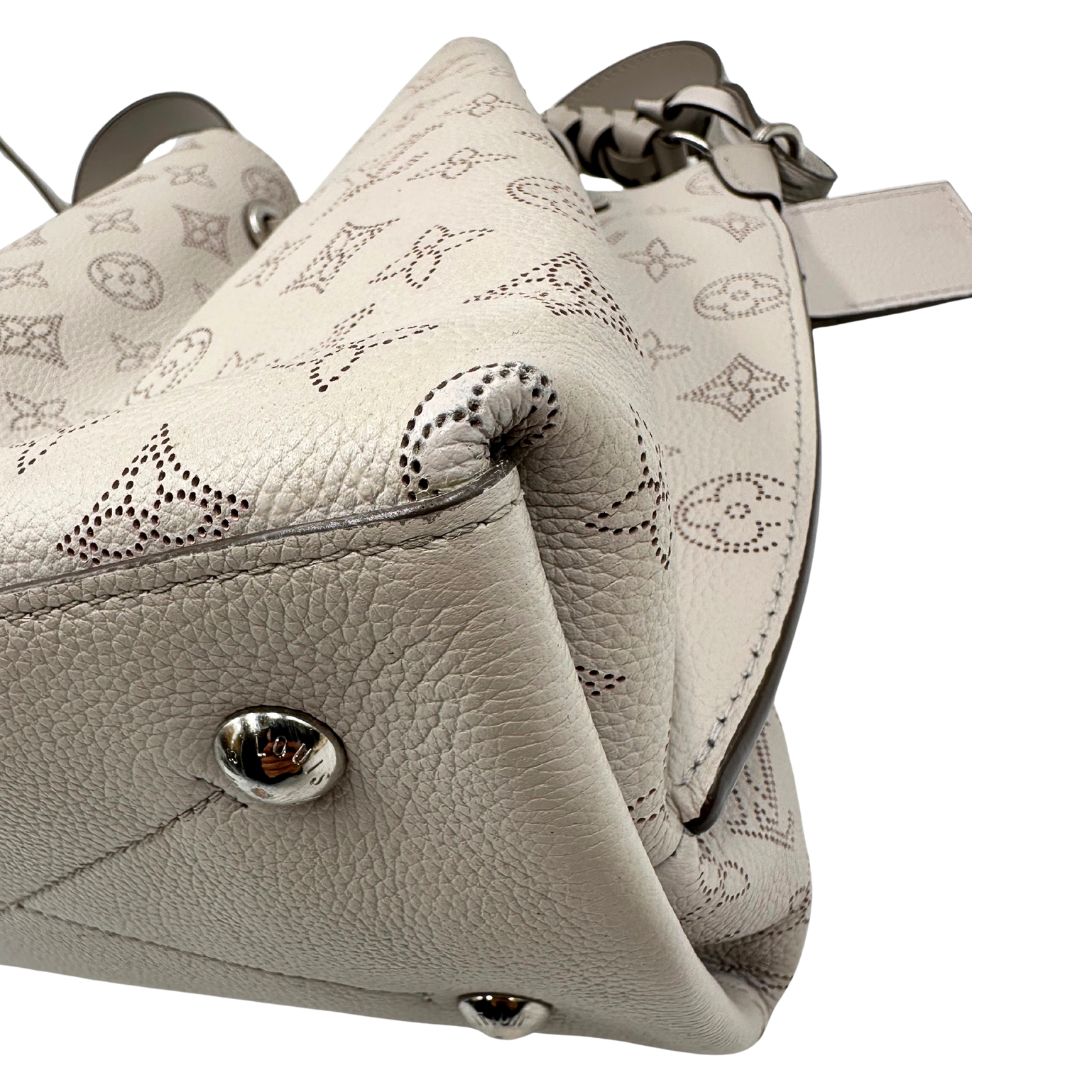 angolo Borsa Louis Vuitton in pelle Mahina color grigio Galet con perforature a motivo monogram e parti metalliche argentate, munita di un manico intrecciato e una tracolla amovibile e regolabile; impreziosita da portachiavi e porta address. Completa di corredo, chiavi e lucchetto, di lusso, originale, usata. 