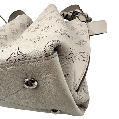 angolo Borsa Louis Vuitton in pelle Mahina color grigio Galet con perforature a motivo monogram e parti metalliche argentate, munita di un manico intrecciato e una tracolla amovibile e regolabile; impreziosita da portachiavi e porta address. Completa di corredo, chiavi e lucchetto, di lusso, originale, usata. 