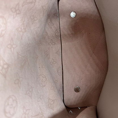 interno Borsa Louis Vuitton in pelle Mahina color grigio Galet con perforature a motivo monogram e parti metalliche argentate, munita di un manico intrecciato e una tracolla amovibile e regolabile; impreziosita da portachiavi e porta address. Completa di corredo, chiavi e lucchetto, di lusso, originale, usata. 