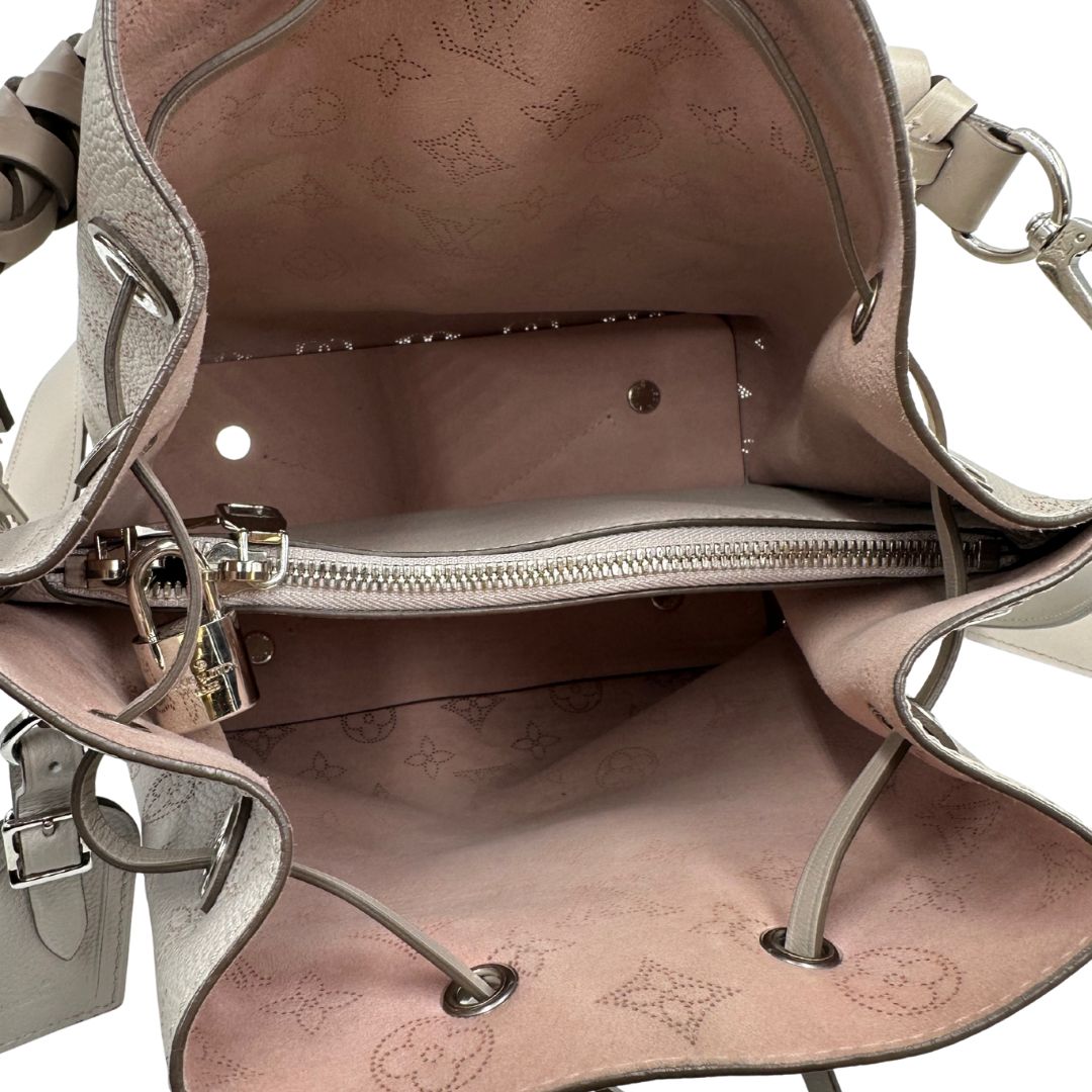 interno Borsa Louis Vuitton in pelle Mahina color grigio Galet con perforature a motivo monogram e parti metalliche argentate, munita di un manico intrecciato e una tracolla amovibile e regolabile; impreziosita da portachiavi e porta address. Completa di corredo, chiavi e lucchetto, di lusso, originale, usata.