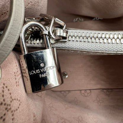 lucchetto Borsa Louis Vuitton in pelle Mahina color grigio Galet con perforature a motivo monogram e parti metalliche argentate, munita di un manico intrecciato e una tracolla amovibile e regolabile; impreziosita da portachiavi e porta address. Completa di corredo, chiavi e lucchetto, di lusso, originale, usata.