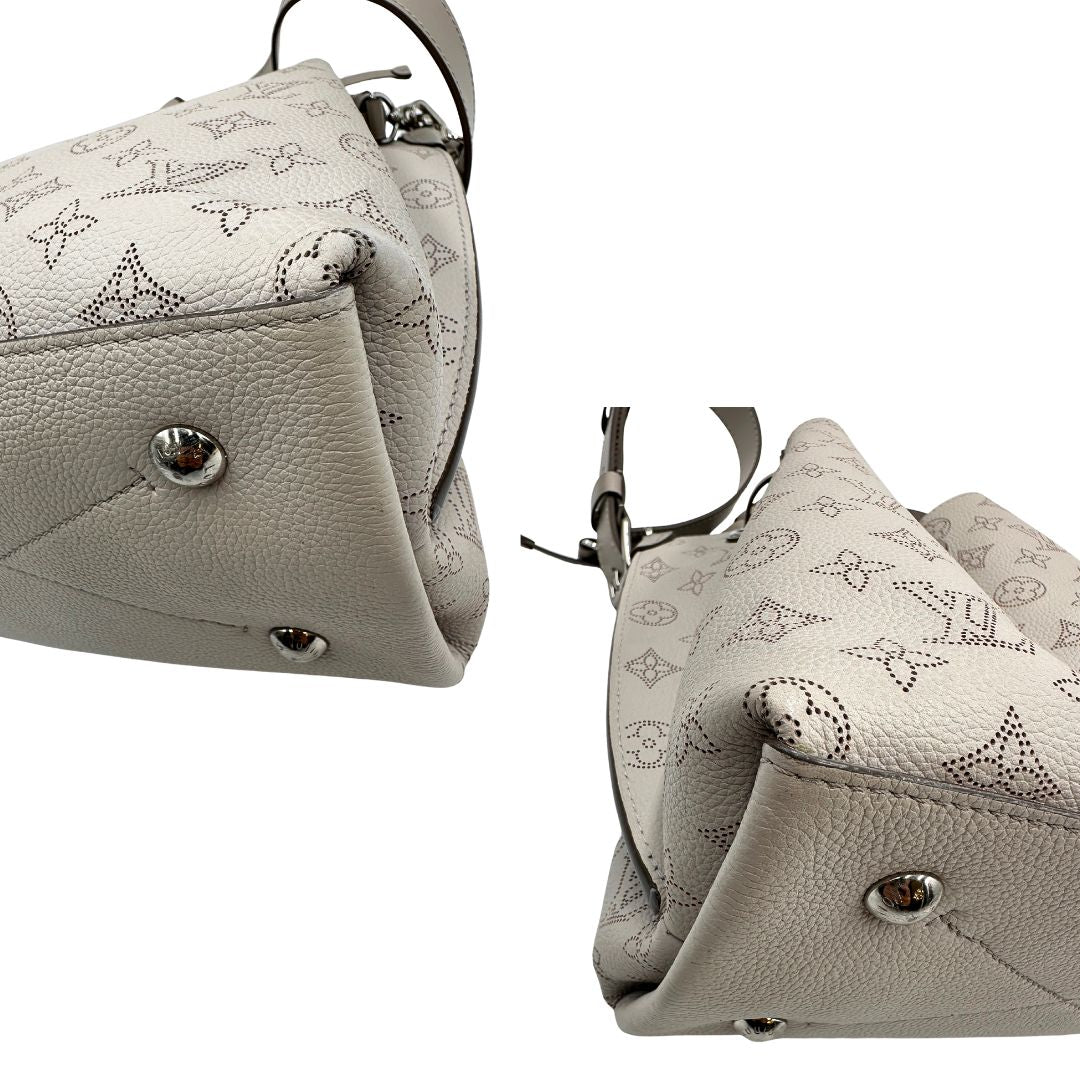 angoli Borsa Louis Vuitton in pelle Mahina color grigio Galet con perforature a motivo monogram e parti metalliche argentate, munita di un manico intrecciato e una tracolla amovibile e regolabile; impreziosita da portachiavi e porta address. Completa di corredo, chiavi e lucchetto, di lusso, originale, usata. 