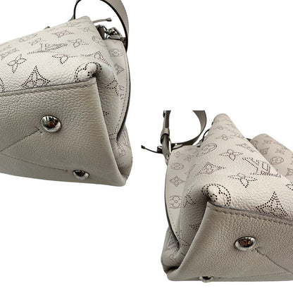 angoli Borsa Louis Vuitton in pelle Mahina color grigio Galet con perforature a motivo monogram e parti metalliche argentate, munita di un manico intrecciato e una tracolla amovibile e regolabile; impreziosita da portachiavi e porta address. Completa di corredo, chiavi e lucchetto, di lusso, originale, usata. 