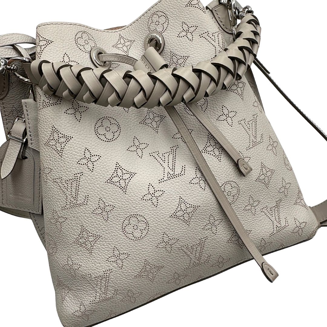 manico Borsa Louis Vuitton in pelle Mahina color grigio Galet con perforature a motivo monogram e parti metalliche argentate, munita di un manico intrecciato e una tracolla amovibile e regolabile; impreziosita da portachiavi e porta address. Completa di corredo, chiavi e lucchetto, di lusso, originale, usata.