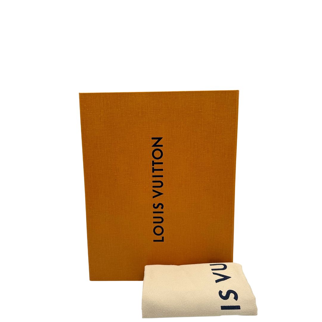 corredo Borsa Louis Vuitton in pelle Mahina color grigio Galet con perforature a motivo monogram e parti metalliche argentate, munita di un manico intrecciato e una tracolla amovibile e regolabile; impreziosita da portachiavi e porta address. Completa di corredo, chiavi e lucchetto, di lusso, originale, usata.