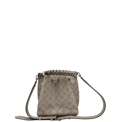 retro Borsa Louis Vuitton in pelle Mahina color grigio Galet con perforature a motivo monogram e parti metalliche argentate, munita di un manico intrecciato e una tracolla amovibile e regolabile; impreziosita da portachiavi e porta address. Completa di corredo, chiavi e lucchetto, di lusso, originale, usata.