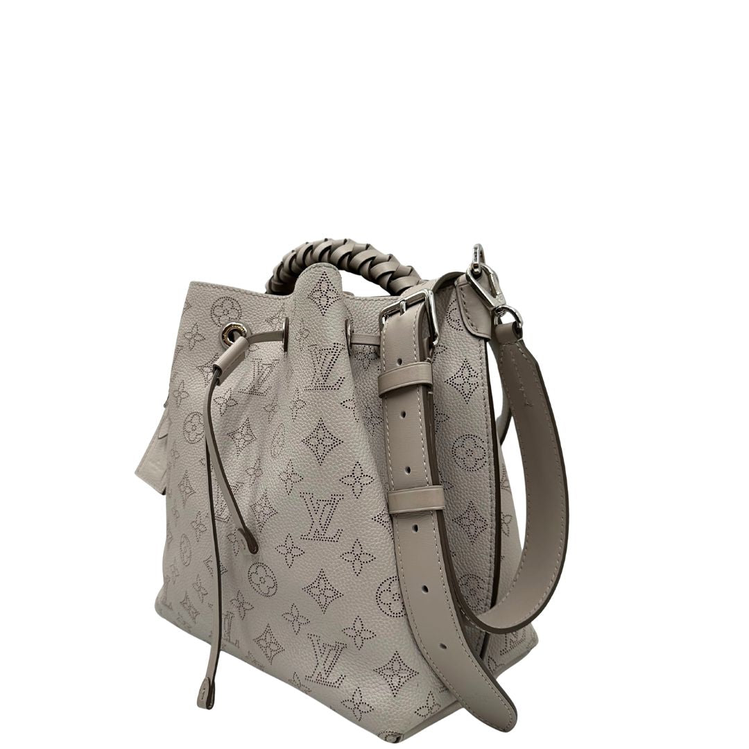 lato Borsa Louis Vuitton in pelle Mahina color grigio Galet con perforature a motivo monogram e parti metalliche argentate, munita di un manico intrecciato e una tracolla amovibile e regolabile; impreziosita da portachiavi e porta address. Completa di corredo, chiavi e lucchetto, di lusso, originale, usata. 