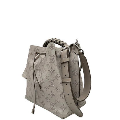 lato Borsa Louis Vuitton in pelle Mahina color grigio Galet con perforature a motivo monogram e parti metalliche argentate, munita di un manico intrecciato e una tracolla amovibile e regolabile; impreziosita da portachiavi e porta address. Completa di corredo, chiavi e lucchetto, di lusso, originale, usata. 