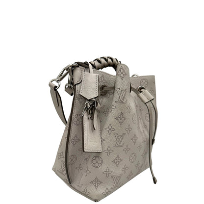 lato Borsa Louis Vuitton in pelle Mahina color grigio Galet con perforature a motivo monogram e parti metalliche argentate, munita di un manico intrecciato e una tracolla amovibile e regolabile; impreziosita da portachiavi e porta address. Completa di corredo, chiavi e lucchetto, di lusso, originale, usata. 
