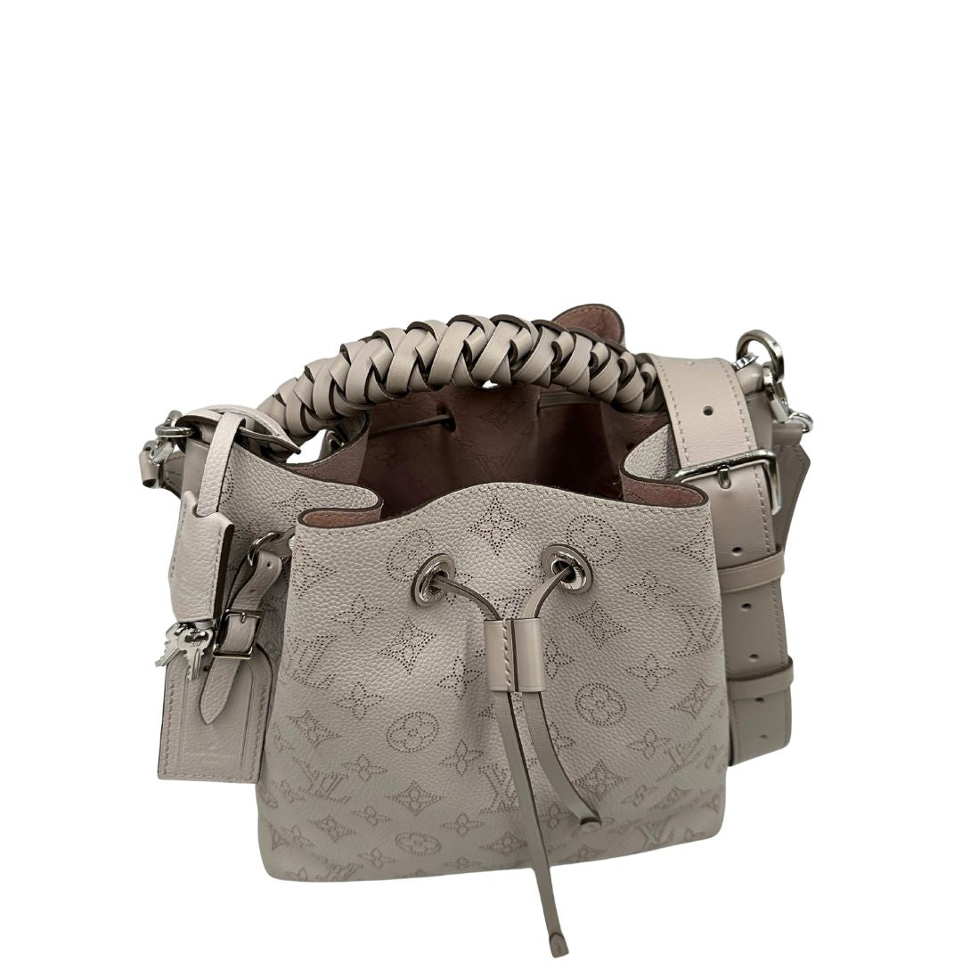 Borsa Louis Vuitton in pelle Mahina color grigio Galet con perforature a motivo monogram e parti metalliche argentate, munita di un manico intrecciato e una tracolla amovibile e regolabile; impreziosita da portachiavi e porta address. Completa di corredo, chiavi e lucchetto, di lusso, originale, usata. 