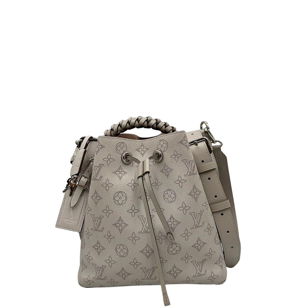 front Borsa Louis Vuitton in pelle Mahina color grigio Galet con perforature a motivo monogram e parti metalliche argentate, munita di un manico intrecciato e una tracolla amovibile e regolabile; impreziosita da portachiavi e porta address. Completa di corredo, chiavi e lucchetto, di lusso, originale, usata. 