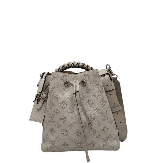 front Borsa Louis Vuitton in pelle Mahina color grigio Galet con perforature a motivo monogram e parti metalliche argentate, munita di un manico intrecciato e una tracolla amovibile e regolabile; impreziosita da portachiavi e porta address. Completa di corredo, chiavi e lucchetto, di lusso, originale, usata. 
