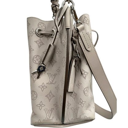 lato Borsa Louis Vuitton in pelle Mahina color grigio Galet con perforature a motivo monogram e parti metalliche argentate, munita di un manico intrecciato e una tracolla amovibile e regolabile; impreziosita da portachiavi e porta address. Completa di corredo, chiavi e lucchetto, di lusso, originale, usata. 