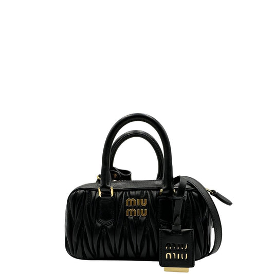 front Borsa Miu Miu Arcadie regular in pelle nera matelassè con parti metalliche dorate, munita di doppi manici stondati e una tracolla amovibile e regolabile. Completa di dustbag, di lusso, originale, ottime condizioni, usata. 