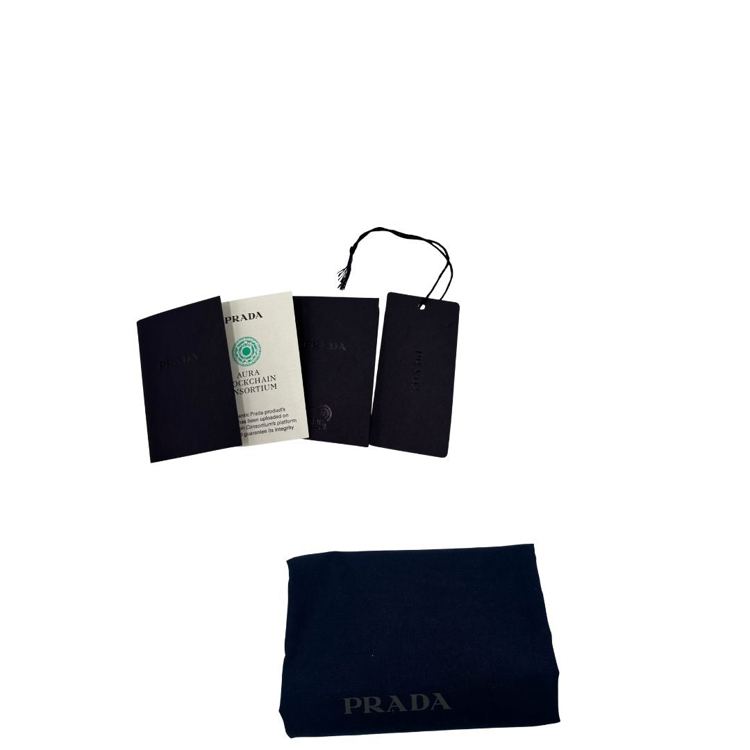 dustbag Borsa Prada in nylon beige con finiture in pelle tono su tono e parti metalliche dorate; munita di doppi manici sottili e stondati, indossabile a spalla. Completa di chiavi, lucchetto, cartellini e dustbag, di lusso, originale, ottime condizioni.  