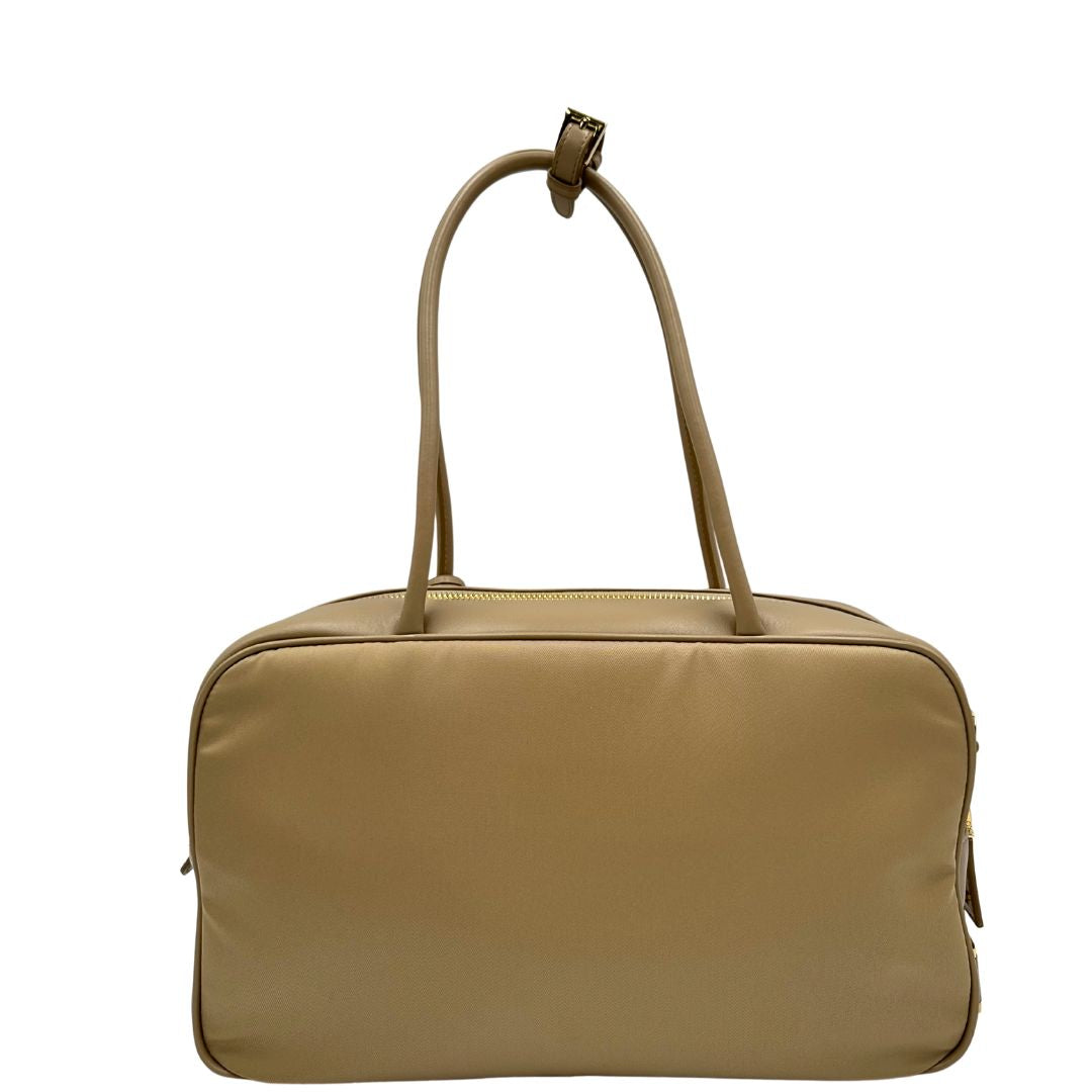retro Borsa Prada in nylon beige con finiture in pelle tono su tono e parti metalliche dorate; munita di doppi manici sottili e stondati, indossabile a spalla. Completa di chiavi, lucchetto, cartellini e dustbag, di lusso, originale, ottime condizioni.  