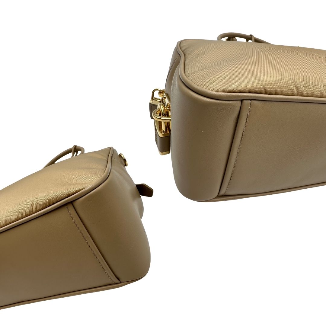 angoli Borsa Prada in nylon beige con finiture in pelle tono su tono e parti metalliche dorate; munita di doppi manici sottili e stondati, indossabile a spalla. Completa di chiavi, lucchetto, cartellini e dustbag, di lusso, originale, ottime condizioni.  