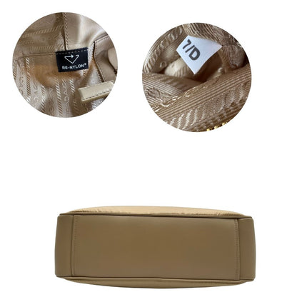 base Borsa Prada in nylon beige con finiture in pelle tono su tono e parti metalliche dorate; munita di doppi manici sottili e stondati, indossabile a spalla. Completa di chiavi, lucchetto, cartellini e dustbag, di lusso, originale, ottime condizioni.  