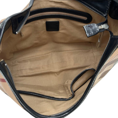 interno Borsa Burberry in canvas beige tartan con finiture in pelle nera lucida e parti metalliche effetto argentate. Munita di un manico singolo. Completa di dustbag, di lusso, originale, usata. 