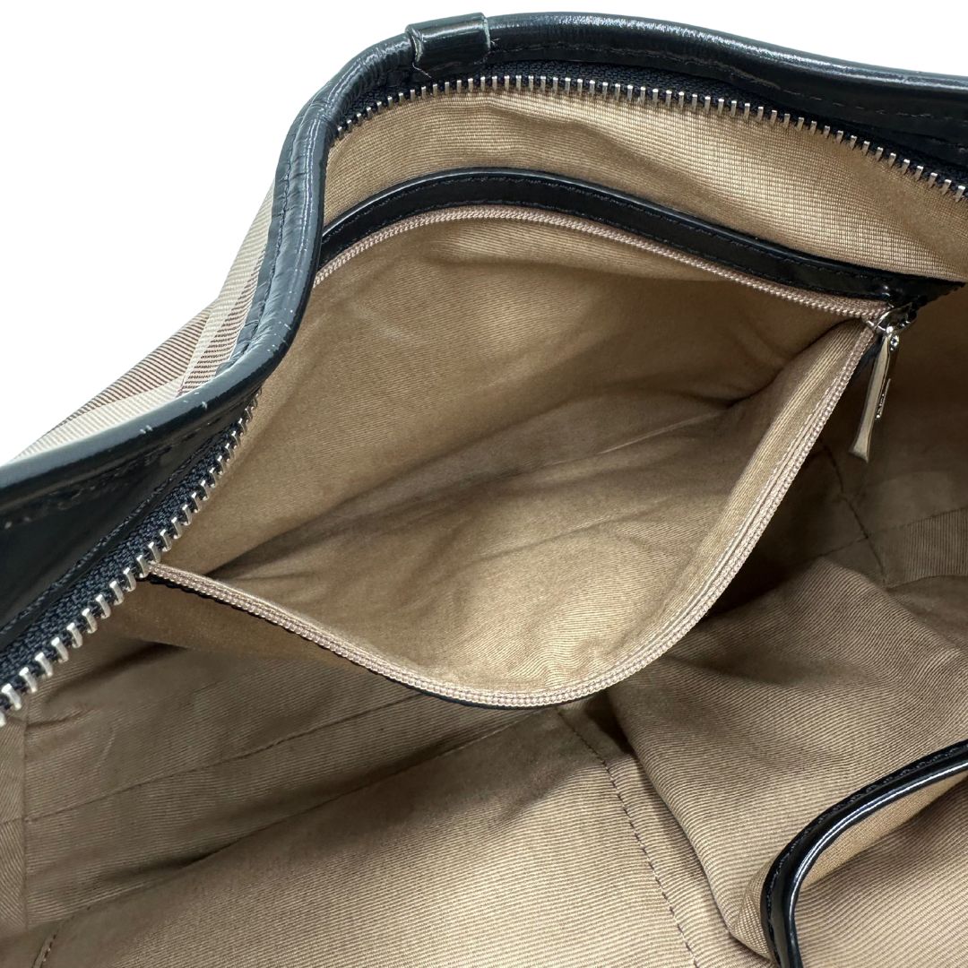 interno Borsa Burberry in canvas beige tartan con finiture in pelle nera lucida e parti metalliche effetto argentate. Munita di un manico singolo. Completa di dustbag, di lusso, originale, usata. 