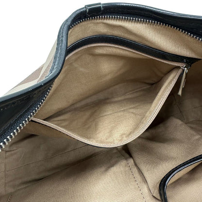 interno Borsa Burberry in canvas beige tartan con finiture in pelle nera lucida e parti metalliche effetto argentate. Munita di un manico singolo. Completa di dustbag, di lusso, originale, usata. 