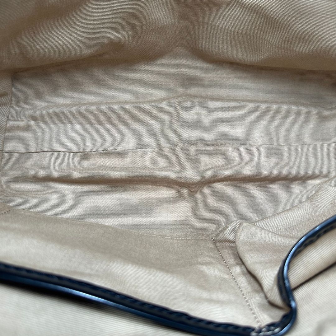 interno  Borsa Burberry in canvas beige tartan con finiture in pelle nera lucida e parti metalliche effetto argentate. Munita di un manico singolo. Completa di dustbag, di lusso, originale, usata.