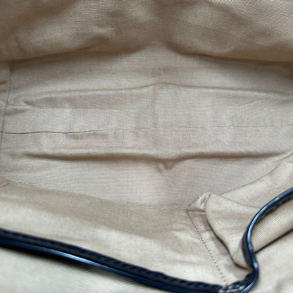 interno  Borsa Burberry in canvas beige tartan con finiture in pelle nera lucida e parti metalliche effetto argentate. Munita di un manico singolo. Completa di dustbag, di lusso, originale, usata.