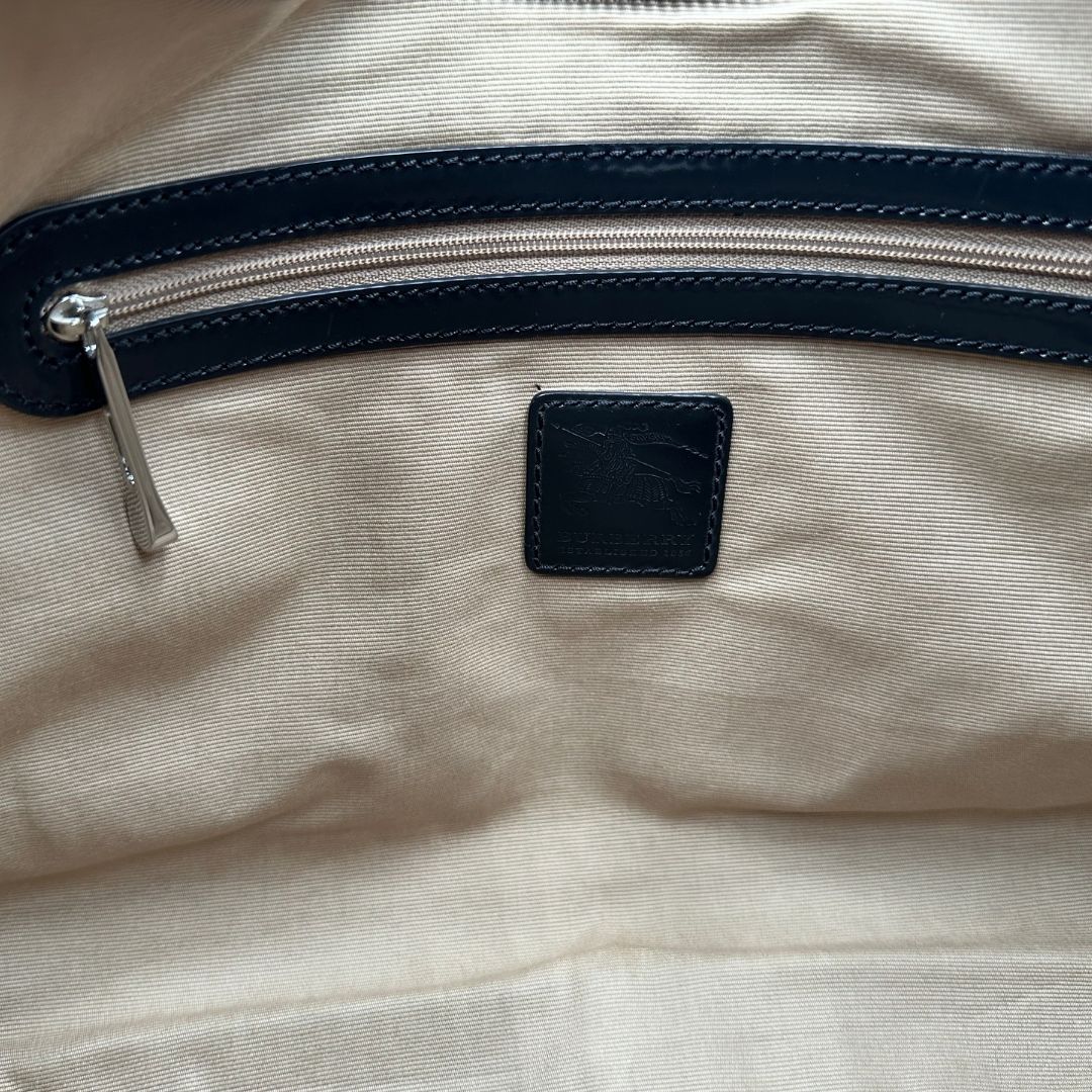 interno Borsa Burberry in canvas beige tartan con finiture in pelle nera lucida e parti metalliche effetto argentate. Munita di un manico singolo. Completa di dustbag, di lusso, originale, usata. 