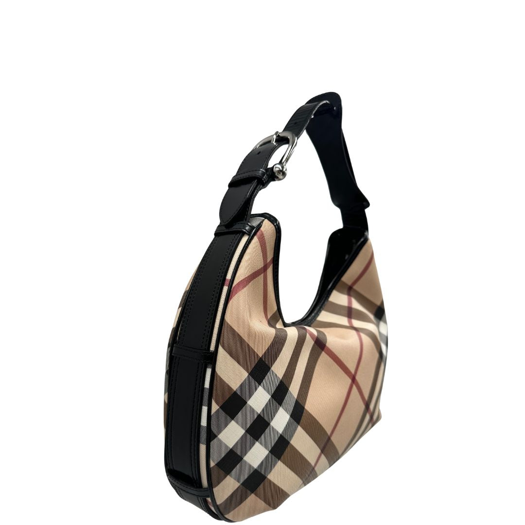 lato Borsa Burberry in canvas beige tartan con finiture in pelle nera lucida e parti metalliche effetto argentate. Munita di un manico singolo. Completa di dustbag, di lusso, originale, usata. 