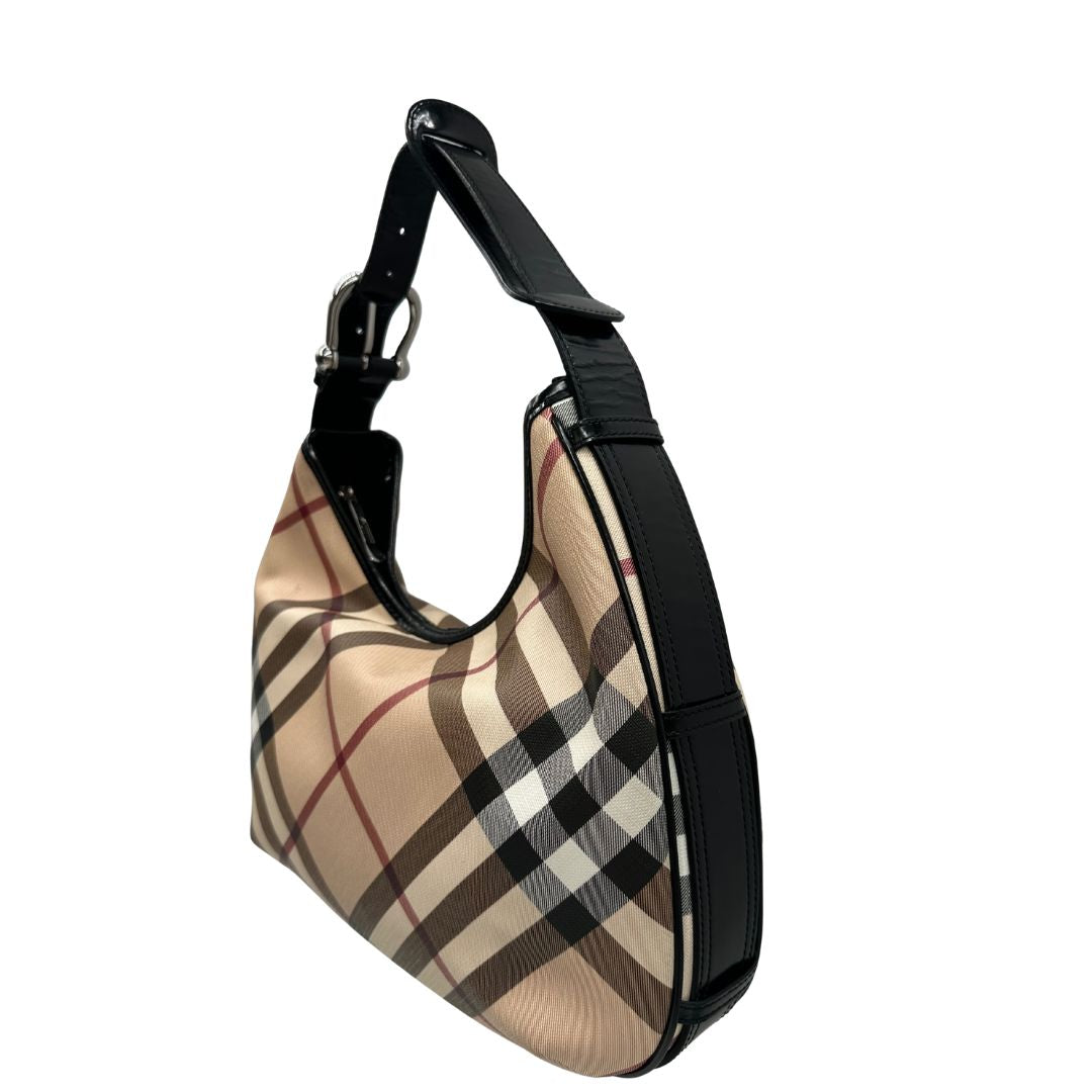 lato Borsa Burberry in canvas beige tartan con finiture in pelle nera lucida e parti metalliche effetto argentate. Munita di un manico singolo. Completa di dustbag, di lusso, originale, usata. 