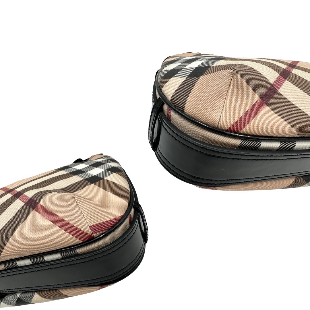 angoli Borsa Burberry in canvas beige tartan con finiture in pelle nera lucida e parti metalliche effetto argentate. Munita di un manico singolo. Completa di dustbag, di lusso, originale, usata