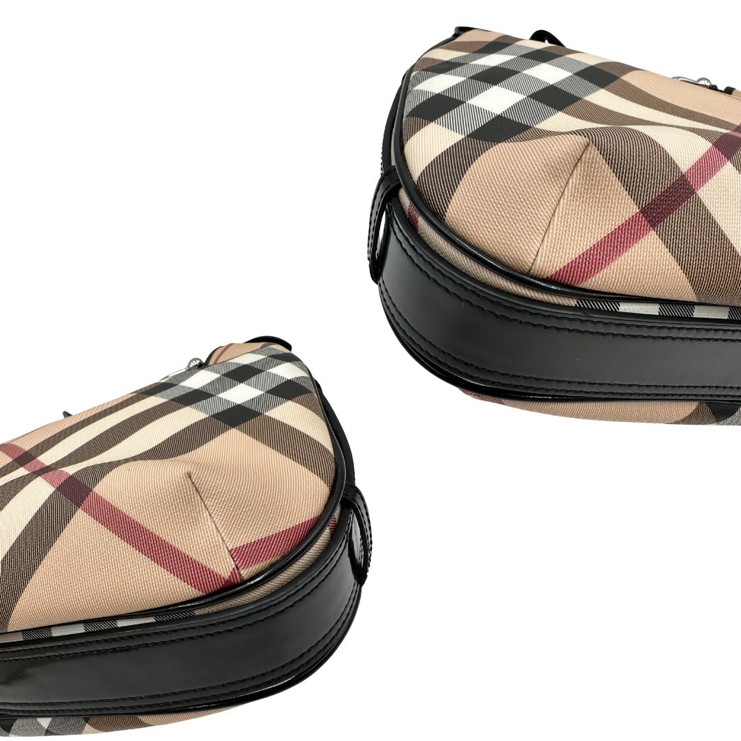 angoli Borsa Burberry in canvas beige tartan con finiture in pelle nera lucida e parti metalliche effetto argentate. Munita di un manico singolo. Completa di dustbag, di lusso, originale, usata. 