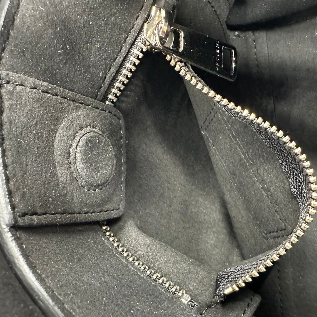 interno Borsa Orciani in pelle martellata nera con parti metalliche argentate; munita di un manico singolo e una tracolla amovibile e regolabile. Completa di dustbag, di lusso, usata, originale. 