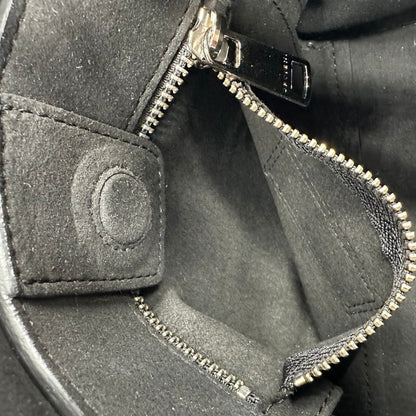 interno Borsa Orciani in pelle martellata nera con parti metalliche argentate; munita di un manico singolo e una tracolla amovibile e regolabile. Completa di dustbag, di lusso, usata, originale. 