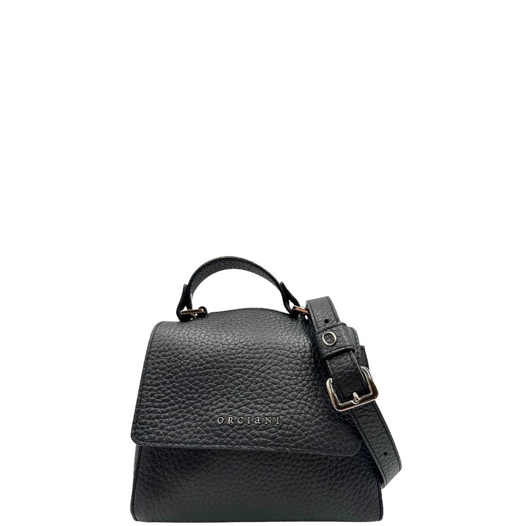 front Borsa Orciani in pelle martellata nera con parti metalliche argentate; munita di un manico singolo e una tracolla amovibile e regolabile. Completa di dustbag, di lusso, usata, originale. 