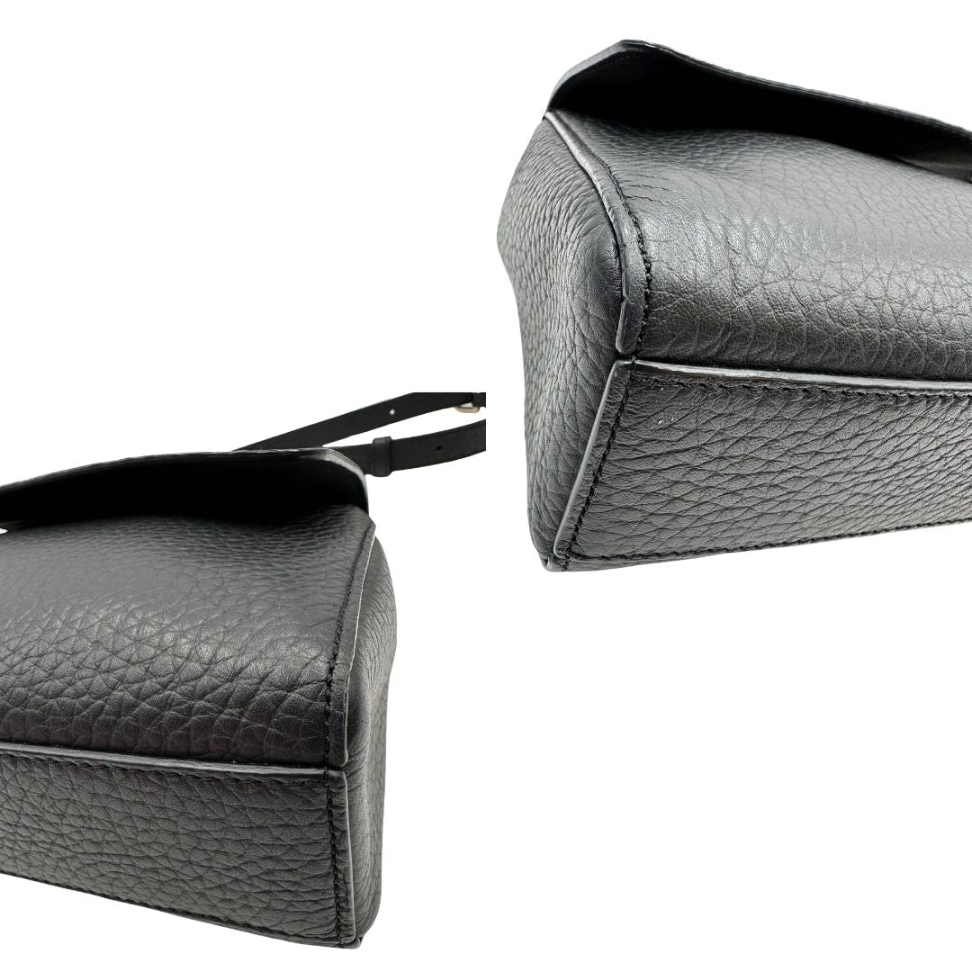 angoli Borsa Orciani in pelle martellata nera con parti metalliche argentate; munita di un manico singolo e una tracolla amovibile e regolabile. Completa di dustbag, di lusso, usata, originale.