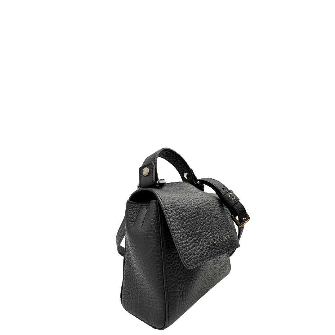 lato Borsa Orciani in pelle martellata nera con parti metalliche argentate; munita di un manico singolo e una tracolla amovibile e regolabile. Completa di dustbag, di lusso, usata, originale. 