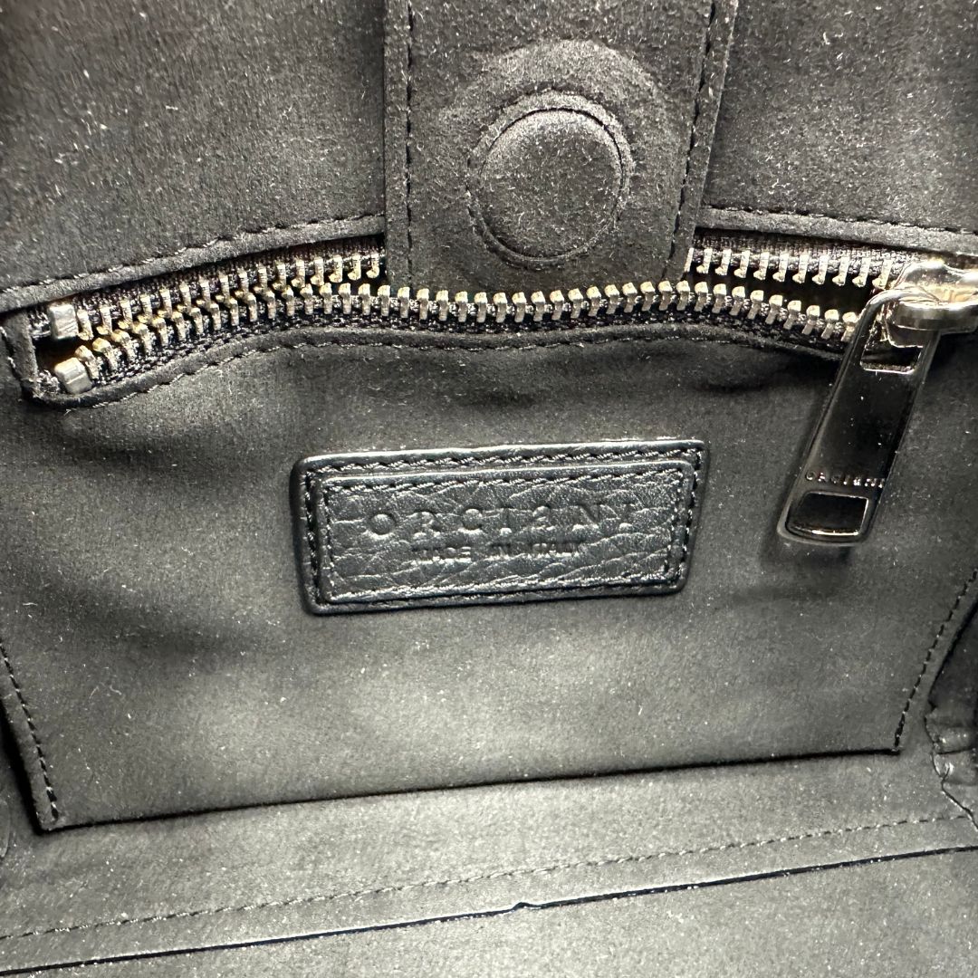interno Borsa Orciani in pelle martellata nera con parti metalliche argentate; munita di un manico singolo e una tracolla amovibile e regolabile. Completa di dustbag, di lusso, usata, originale. 