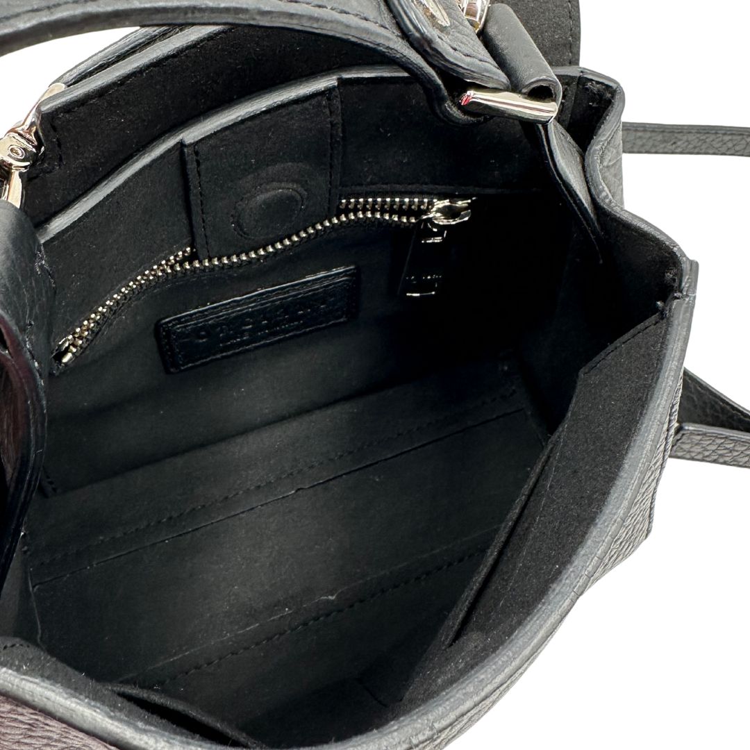 interno Borsa Orciani in pelle martellata nera con parti metalliche argentate; munita di un manico singolo e una tracolla amovibile e regolabile. Completa di dustbag, di lusso, usata, originale. 