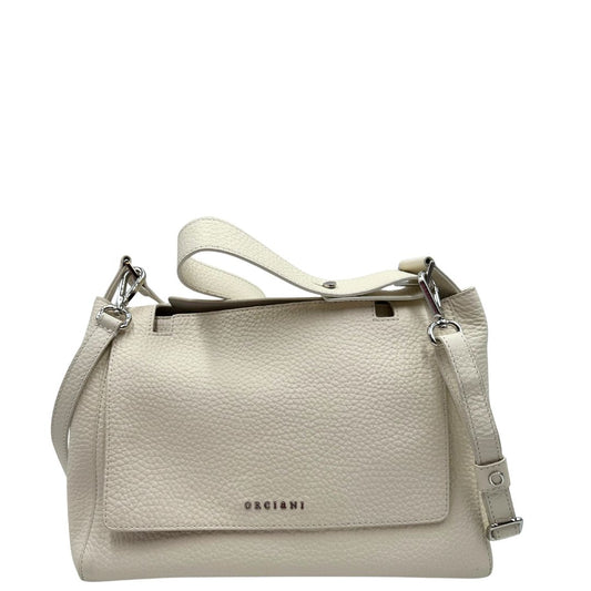 Front di una Borsa Orciani in pelle martellata bianco panna con parti metalliche argentate; munita di un manico singolo allungabile e una tracolla amovibile e regolabile. Completa di dustbag e cartellino. Originale, usata, di lusso, in ottime condizioni.