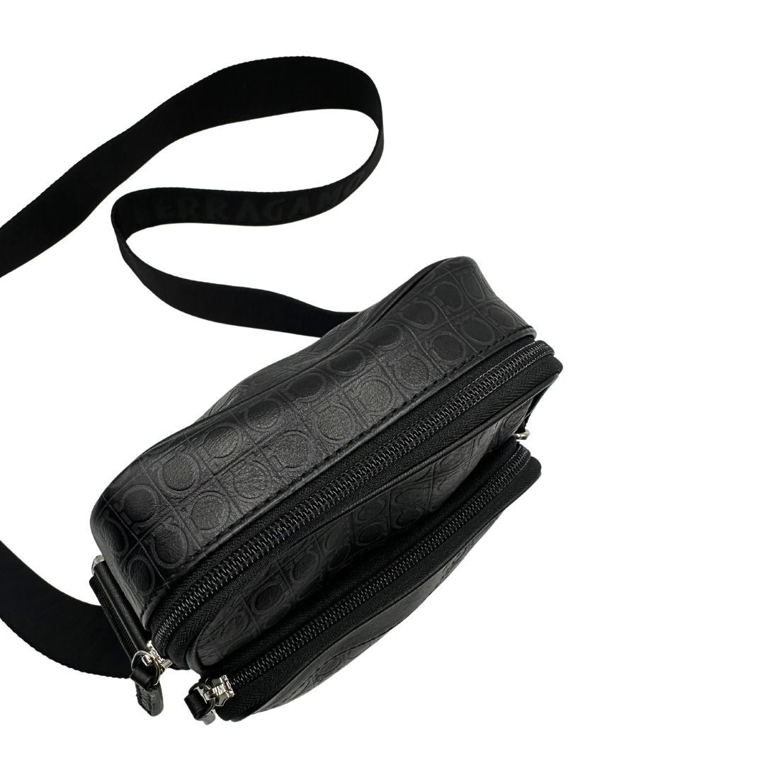 cerniera Borsa Salvatore Ferragamo in pelle nera con motivo Gancini e parti metalliche argentate; munita di una tracolla in tessuto regolabile. Completa di dustbag, di lusso, originale, ottime condizioni, usato.