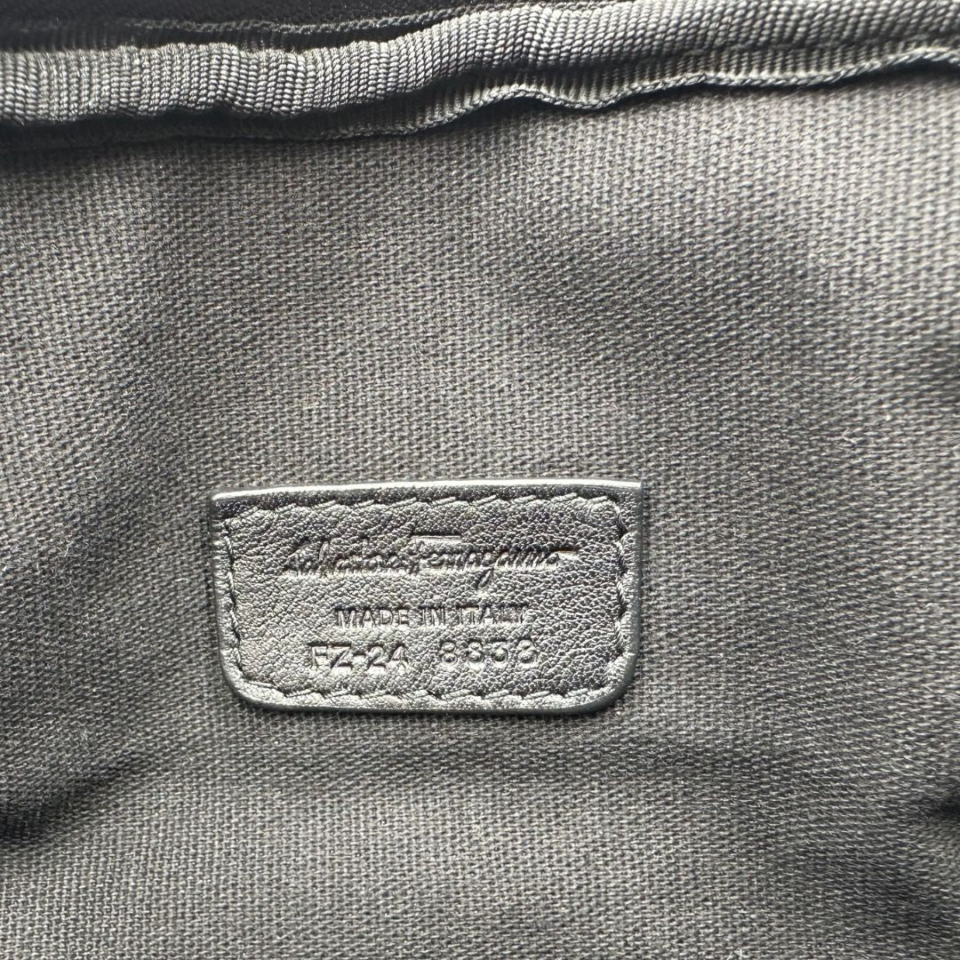 interno Borsa Salvatore Ferragamo in pelle nera con motivo Gancini e parti metalliche argentate; munita di una tracolla in tessuto regolabile. Completa di dustbag, di lusso, originale, ottime condizioni, usato. 