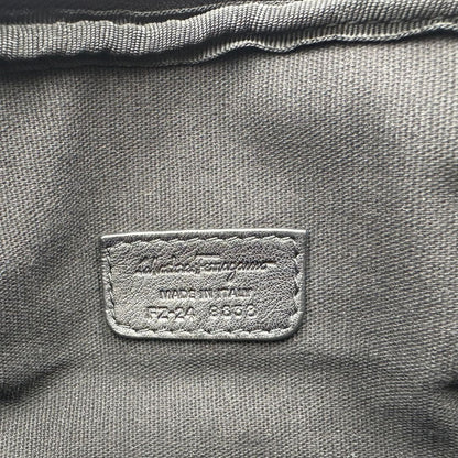 interno Borsa Salvatore Ferragamo in pelle nera con motivo Gancini e parti metalliche argentate; munita di una tracolla in tessuto regolabile. Completa di dustbag, di lusso, originale, ottime condizioni, usato. 