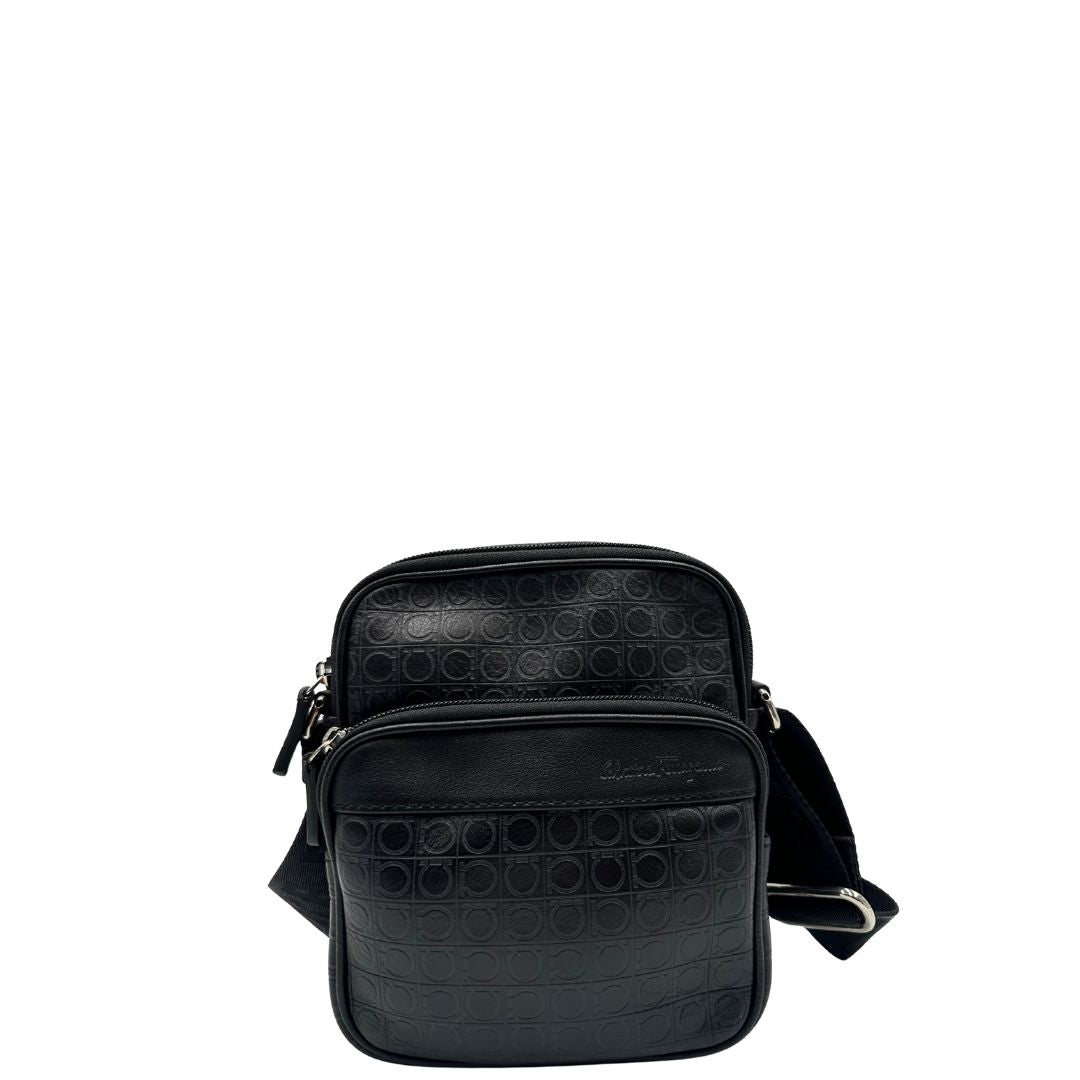 front Borsa Salvatore Ferragamo in pelle nera con motivo Gancini e parti metalliche argentate; munita di una tracolla in tessuto regolabile. Completa di dustbag, di lusso, originale, ottime condizioni, usato. 